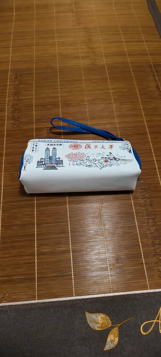 用户上传的复旦校园主题笔袋补充视角素材